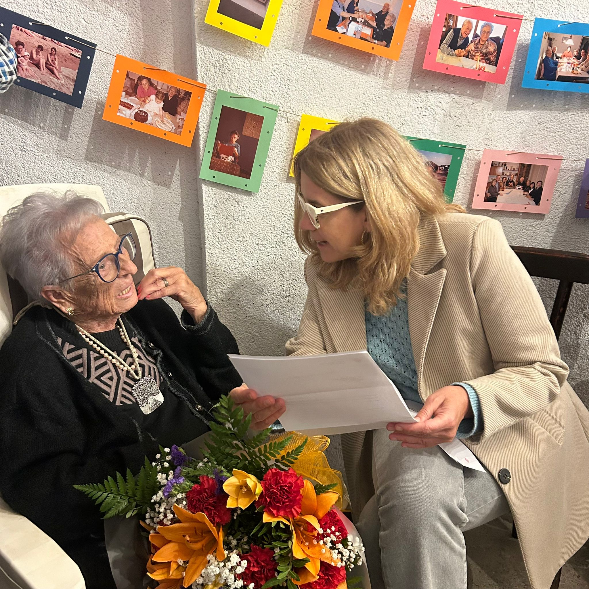 La regidora de Benestar i Família, Núria Homs, i la Carme Gallifa